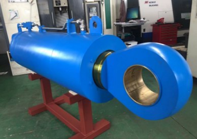 Hydraulic cylinder for hatch cover